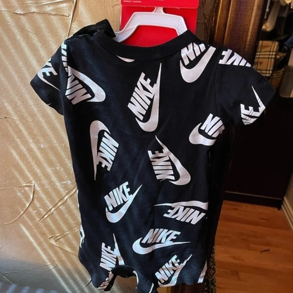 Nike 2 piece set for little boys 0-6 months - Picture 3 of 3